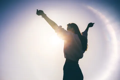 6 claves para desarrollar la resiliencia, según un reconocido psicólogo Resiliencia: una mujer superándose.
