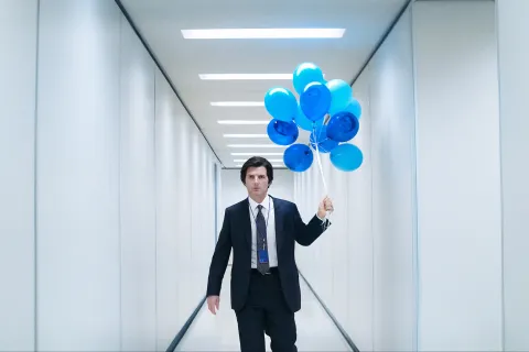 Qué mirar en Apple Tv+: las 7 series de altísimo nivel que te dejarán sin palabras Primera imagen de Adam Scott en la segunda temporada de Severance.