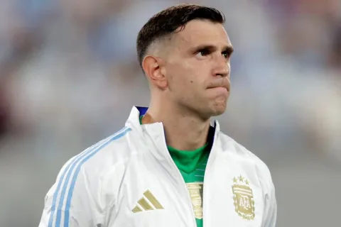 En el día de su cumpleaños, Dibu Martínez llegó al país para sumarse a la Selección Argentina Dibu Martínez cumple 32 años