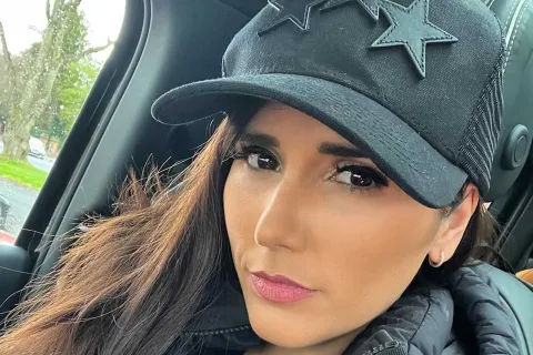 Así es el estilo de Mandinha Martínez, la mujer del Dibu Martínez Mandinha es madre de dos hijos y ,además, tiene su propia marca de decoración. A continuación, analizamos su estilo a la hora de vestirse