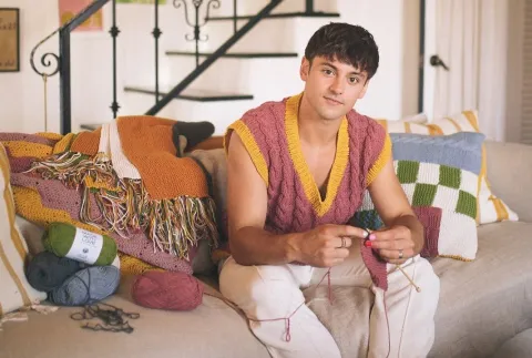 La historia de Tom Daley: el clavadista tejedor vuelve a ser tendencia en los Juegos Olímpicos París 2024 Tom Daley tejiendo.