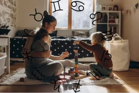 Vacaciones de invierno: las mejores actividades para hacer con los chicos, de acuerdo a su signo del zodíaco Mamá jugando con sus hijos