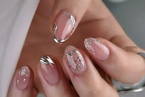 Korean glass nails: 5 diseños de uñas que son tendencia Para buscar un efecto “obra de arte” podés sumar pequeños detalles metálicos a tus Korean glass nails