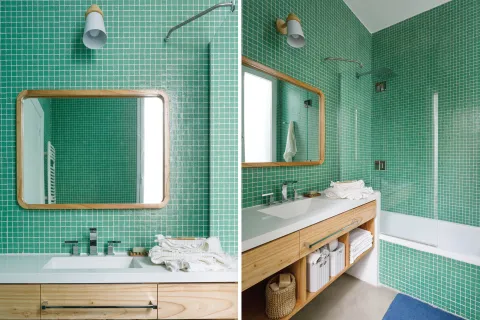 Espejos para baños: 7 ideas que reflejan estilo En marco de madera, un espejo de pared para colgar sobre azulejos.