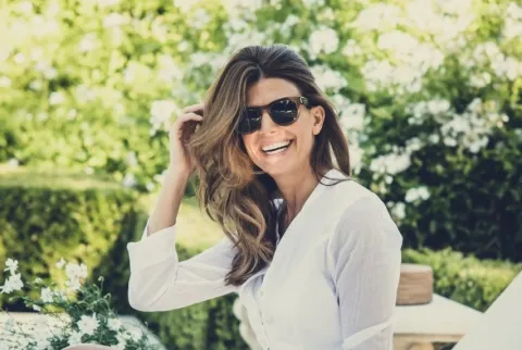 Juliana Awada le dedicó un tierno mensaje de cumpleaños a una ex pareja Foto de Juliana Awada al aire libre.