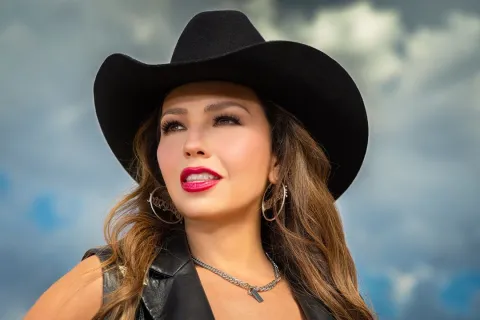 Thalía se sube al estilo "Demure" con un glamoroso look total black Thalía en Instagram.