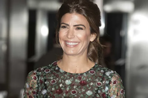 Juliana Awada se sumó al shiny look con un vestido sexy y elegante Juliana Awada