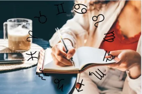 Calendario lunar de agosto 2024: estos son los mejores días del mes, según los astros La rueda zodiacal, con los símbolos de los 12 signos astrales y una chica escribiendo en su agenda.