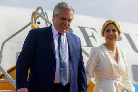 “Fabiola, la verdad”: cómo es el documental de Fabiola Yañez en el que cuenta todo lo que vivió junto a Alberto Fernández La ex primera dama produjo un documental en donde relata cómo fue su vida junto al ex mandatario, acusado de violencia de género.