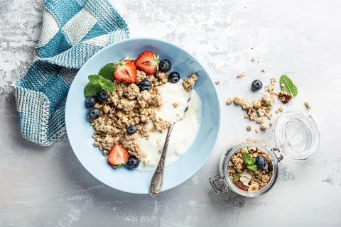No todos los alimentos procesados son malos: ¿cuáles son buenos para la salud? Alimentos sanos: yogurt, avena y frutas.