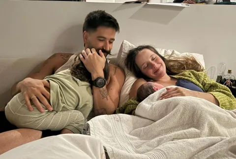 Nació Amaranto: las primeras fotos de la hija de Evaluna Montaner y Camilo Camilo y Evaluna presentan a Amaranto.