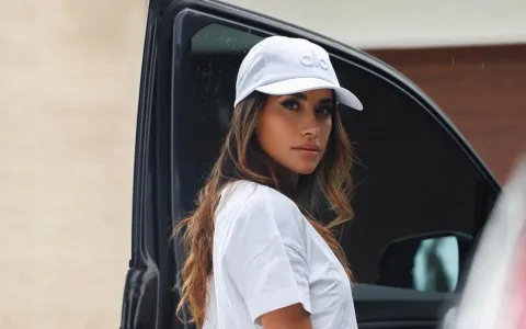 Antonela Roccuzzo impactó con su look total white: equipo sastrero y top XS Antonela Roccuzzo en Instagram.