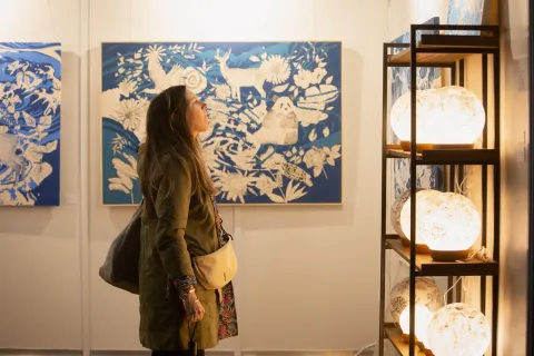 5 mujeres artistas que no te podés perder en BADA, la feria de arte de este finde Mujer observando arte en BADA.