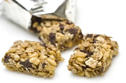 10 alimentos que parecen saludables y no lo son tanto Barrita de cereal