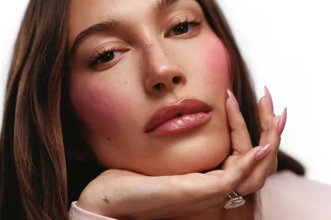 Tendencias make up: estos son los mejores estilos de rubores para realzar tu maquillaje Hailey Bieber