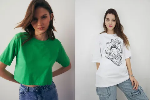 Guía de Avellaneda: 8 marcas para comprar remeras con onda en Flores Dos modelos mujeres usando remeras de Flores.