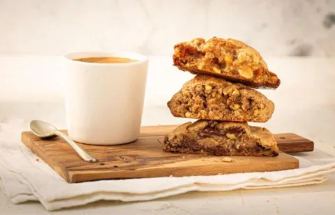 La receta de las cookies con chips de chocolate que son tendencia Cookies estilo neoyorquinas.