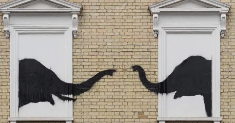 Banksy reveló 3 nuevos grafitis en Londres con animales como protagonistas Los animales pintados en aerosol negro revolucionaron la ciudad de Londres