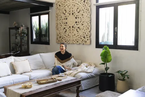 De Boedo a la India: claves para decorar tu casa con estilo hindú Espacio de encuentro en la casa inspirada en India que creó Daniela.