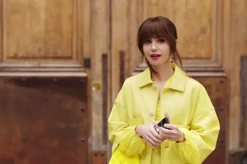 Emily in Paris: esto costaría vivir en París, con el estilo de vida del personaje de Lily Collins Lily Collins como Emily Cooper en Emily in Paris.