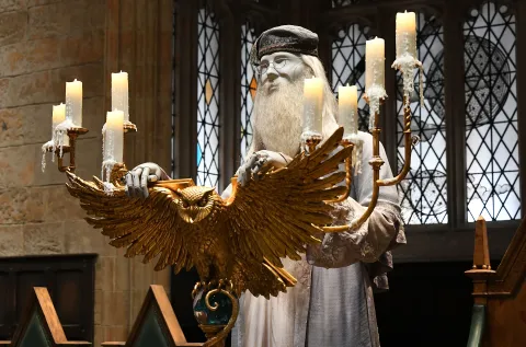 Universal Epic Universe: así será el nuevo parque temático de Harry Potter en Orlando Foto de Albus Dumbledore, tal como lo vistió Michael Gambon en la exhibición Harry Potter y el cáliz de fuego.