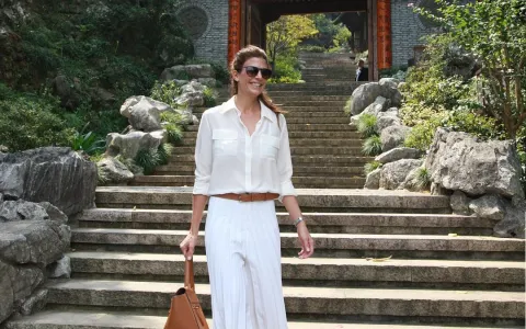 Juliana Awada te enseña cómo mezclar texturas en el look ideal para un evento de gala Juliana Awada en Instagram.