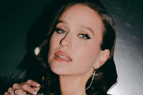 El look vintage de Brenda Gandini que causó furor en las redes La actriz, Brenda Gandini eligió un estilismo trendy para un evento de noche y se posicionó como una de las mujeres más elegantes.