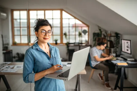 Lazy girl job: ¿de qué se trata esta tendencia de la Generación Z? Joven trabajando con una computadora.