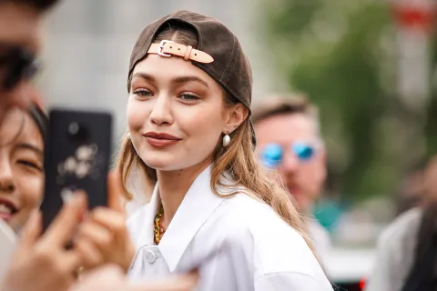 Tendencia verano 2025: Gigi Hadid tiene el accesorio estrella que vas a querer usar Gigi Hadid