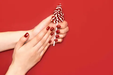 Diseño de uñas: estos son los 5 mejores colores de esmaltes para uñas cortas Colores clásicos y algunos un poco más novedosos, la paleta es muy variada y se adapta a cada estilo. A continuación, te contámos todo sobre la última tendencia en colores de diseño de uñas.