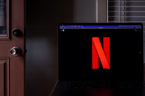 Cine en Netflix: usá estos códigos secretos para encontrar las mejores historias de amor Pantalla de computadora con el logo de Netflix.
