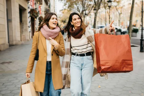 Estos son los 5 mejores outlets de Buenos Aires para comprar ropa barata En algunos outlets hay hasta un 70 por cieto de descuento en prendas y accesorios