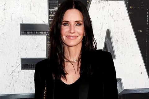 Así es la bandolera tendencia de Courteney Cox que seguro tenés en el armario: ¿dónde conseguirla? . La cartera bandolera se posiciona como la protagonista de la nueva temporada 2025