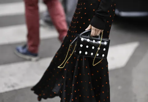 Alerta tendencia 2025: así vamos a usar los lunares, la estampa de la próxima temporada Mujer invitada a un desfile de la semana de moda en Copenhagen.