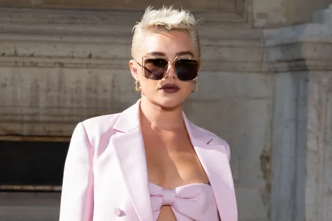 El make up de Florence Pugh como nueva embajadora beauty de una marca de lujo Florence Pugh en la presentación de la colección primavera/verano 2024 de Valentino.