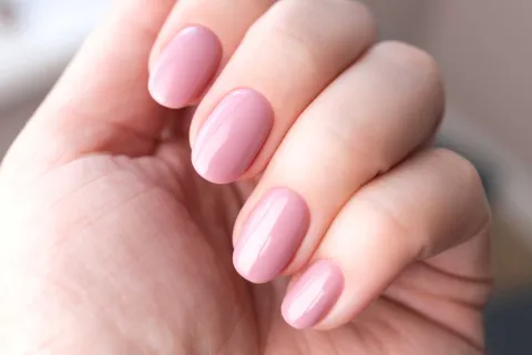 Diseño de uñas grandmacore: así es el nail art tendencia inspirado en nuestras abuelas Es una de las tendencias en nail art más elegidas de los últimos tiempos