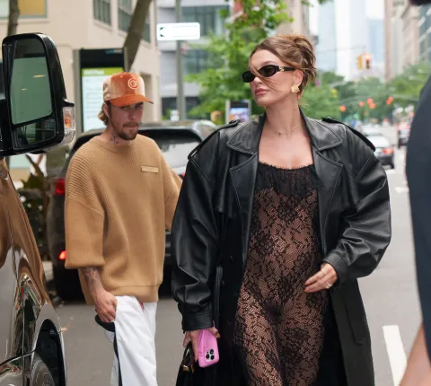 Justin y Hailey Bieber anuncian el nacimiento de su primer bebé: qué nombre eligieron Justin y Hailey Bieber caminando por la calle de Nueva York.