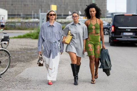 Semana de la Moda de Copenhague: estos son los mejores looks de street style y las tendencias que se vienen Invitadas al primer desfile de la semana de la moda en Copenhagen, por las calles de la ciudada.