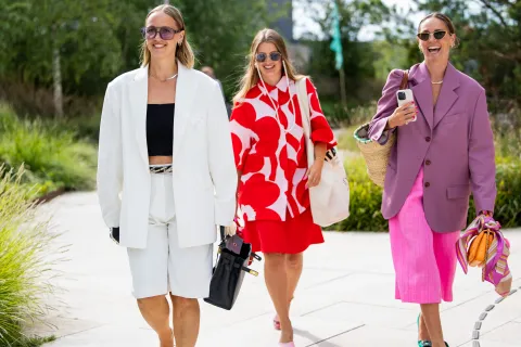 Alerta tendencia: así vamos a usar la bermuda, una prenda clave para la próxima temporada Mujer invitada a un desfile de la semana de moda en Copenhagen.