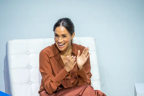 Meghan Markle habló en español y sorprendió a todos con su revelación: “Aprendí en Argentina” Meghan Markle en su visita a Colombia, el 15 de agosto.
