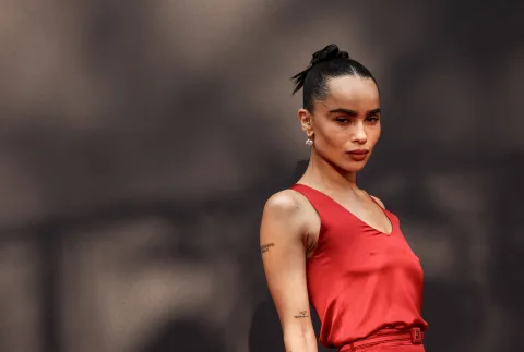 Zoë Kravitz la rompe con su look llevando el color de la temporada en la premiere de Parpadea dos veces Zoë Kravitz en la premiere de Parpadea dos veces