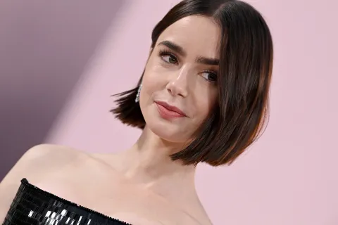 Mientras esperás nuevos episodios de Emily in Paris en Netflix, otras series y películas con Lily Collins Lilly Collins en la premiere de la temporada 4 de Emily in Paris.