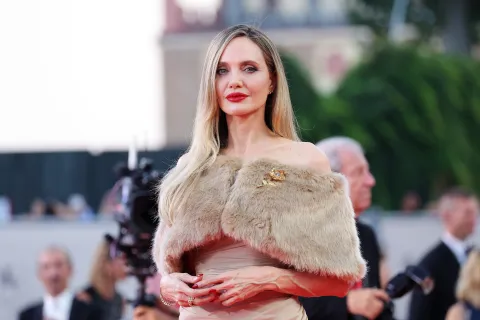 Angelina Jolie deslumbra con un look icónico a lo Maria Callas en la alfombra roja de Venecia Angelina Jolie en la premiere de su película sobre Maria Callas en el Festival de Venecia.