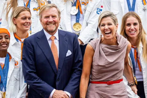 Máxima Zorreguieta deslumbró con su vestido minimalista para el encuentro con los atletas de los Países Bajos que compitieron en París La reina de los Países Bajos, Máxima Zorreguieta, y su esposo, el rey Guillermo, recibieron a los deportistas de su país que participaron de los Juegos Olímpicos.