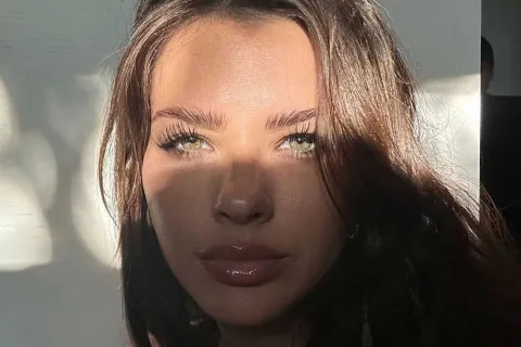 El look de belleza de la China Suárez que encendió las redes: mucho gloss, pestañas arqueadas y cejas marcadas La actriz publicó unas imágenes en su cuenta de Instagram en la que se la pudo ver extremadamente sexy. Sus seguidores enloquecieron, una vez más.