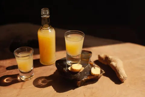 Shot de jengibre: ¿por qué nos hace bien? El shot de jengibre, una mezcla concentrada para mejorar tu sistema inmunológico.