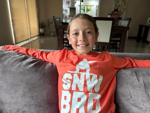 Conocé la historia de Juani, el niño que teje: se volvió viral en redes por sus creaciones y es el elegido de las celebrities Juani aprendió a tejer con las agujas heredadas de su bisa abuela Francisca y ahora enseña a través de su cuenta de Instagram a todos sus seguidores.