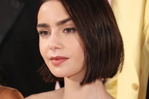 Lily Collins deslumbra en la premiere de Emily in Paris con un sofisticado vestido péplum Foto de Lily Collins en la premiere de la cuarta temporada de Emily in Paris en Los Ángeles.