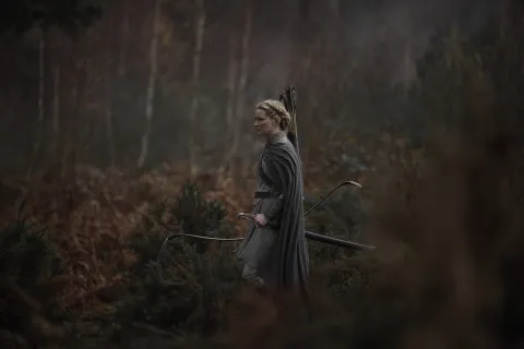 Morfydd Clark habla sobre la evolución de la relación entre Galadriel y Sauron en Lord of the Rings Morfydd Clark durante la segunda temporada de Lord of the Rings.