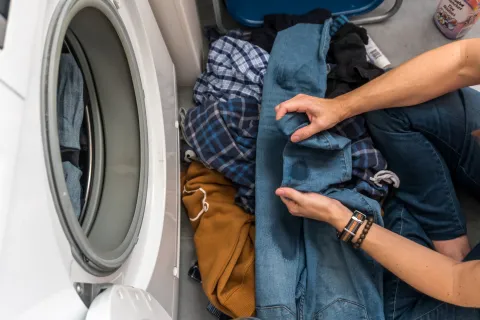 El truco para limpiar las manchas de aceite de la ropa Podés agregarle un chorrito de vinagre de alcohol al bicarbonato y potenciar su poder limpiador.